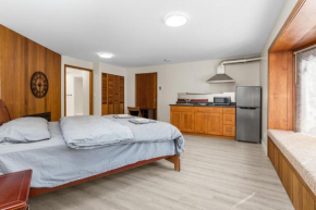 Spacious and bright suite with independent entrance